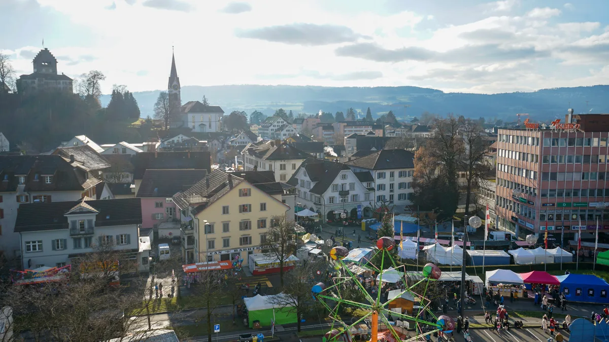 Ein Foto vom Uster Märt vom Dach des Stadthaus  Uster.